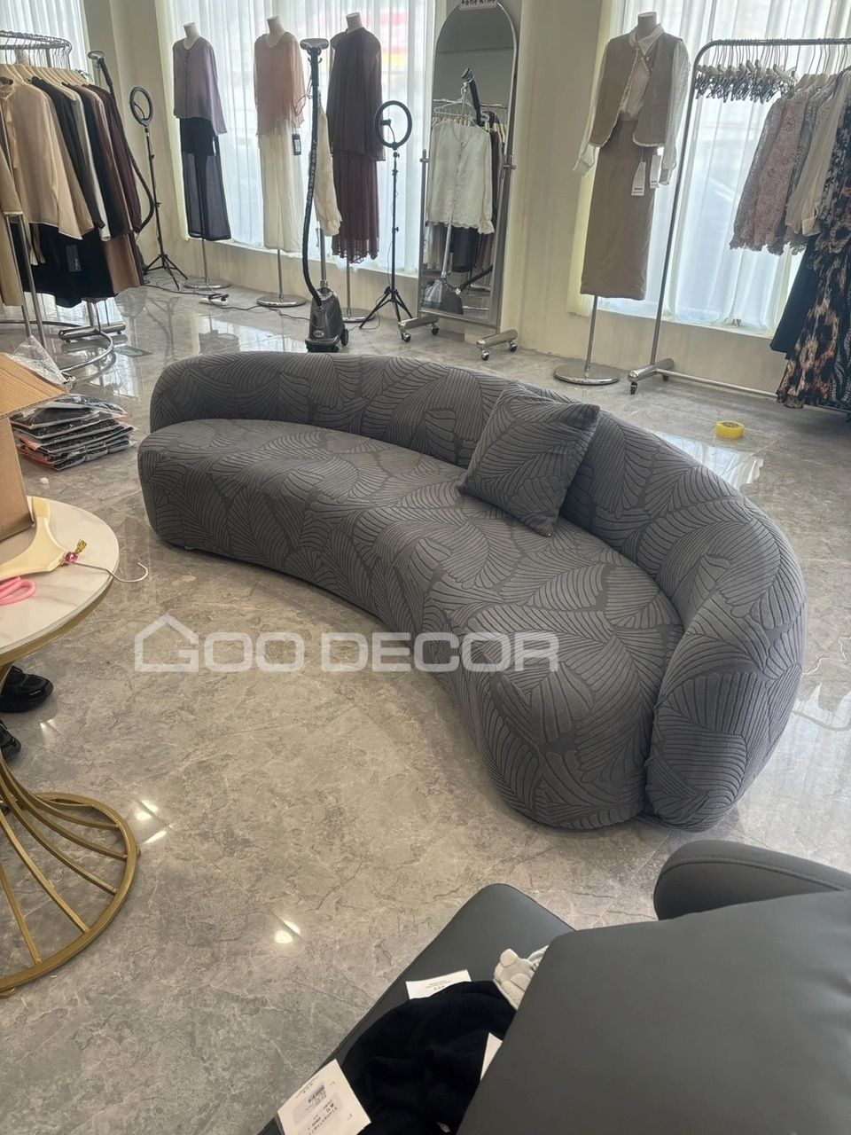 Ghế sofa cong bọc vải nhung họa tiết lá màu xám đậm cho shop thời trang